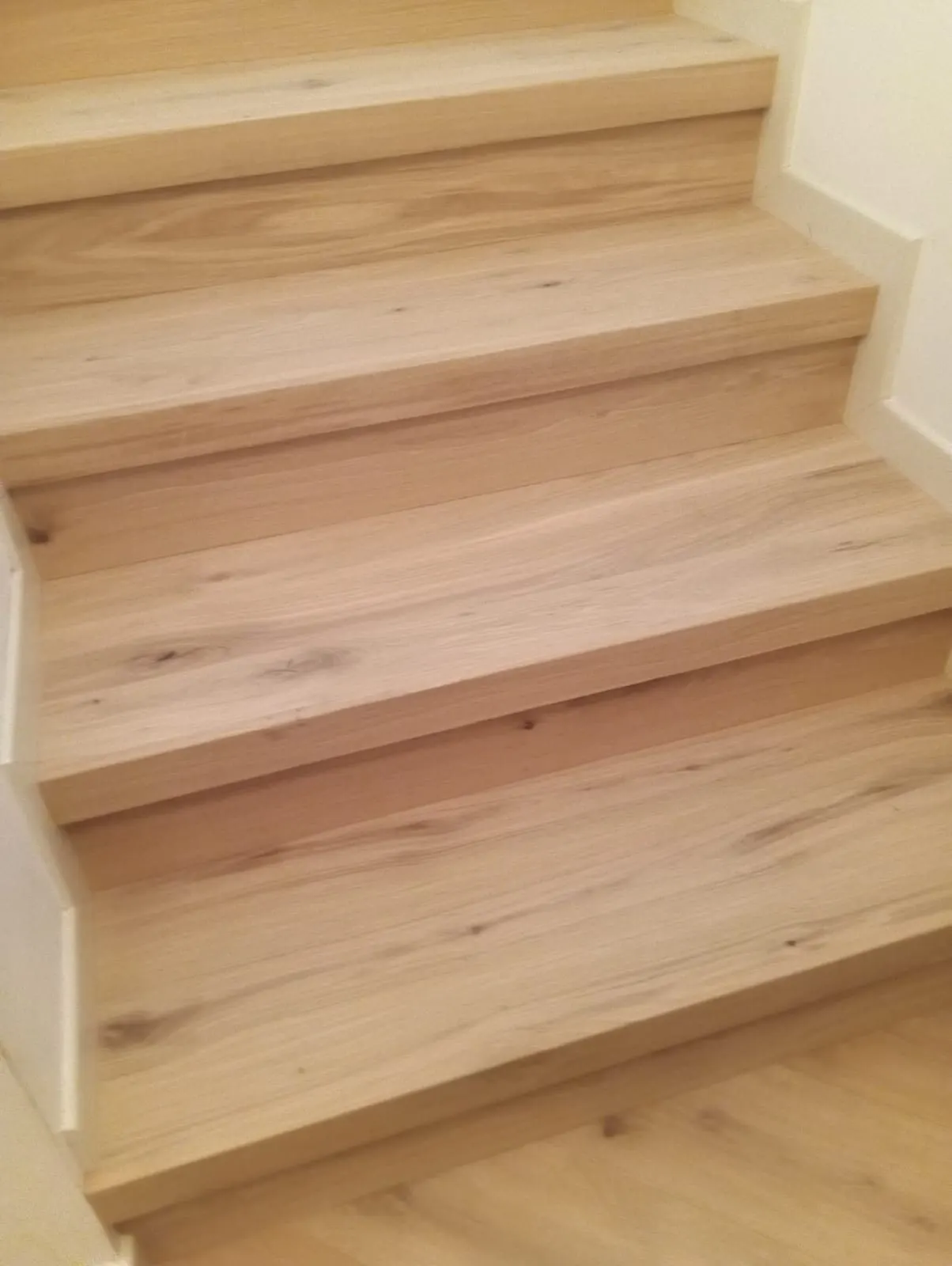 Escalier rénové : les anciennes marches sont recouvertes de marches en chêne